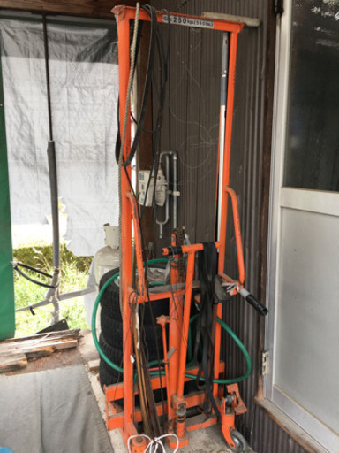 トラバーリフト　250ｋｇ　手動のフォークリフトです