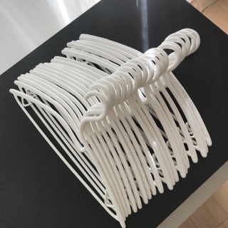 白いハンガーの画像