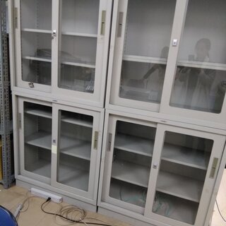 ガラス扉キャビネット2台セット