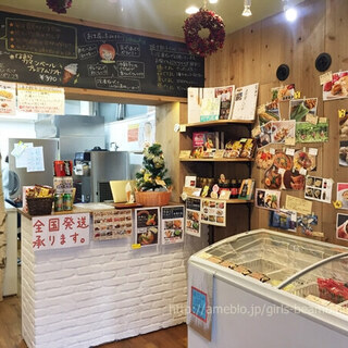 お持ち帰り専門店にて餃子の販売