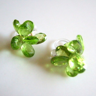 ピアス　宝石質ペリドット