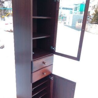 焦げ茶の木製棚の画像