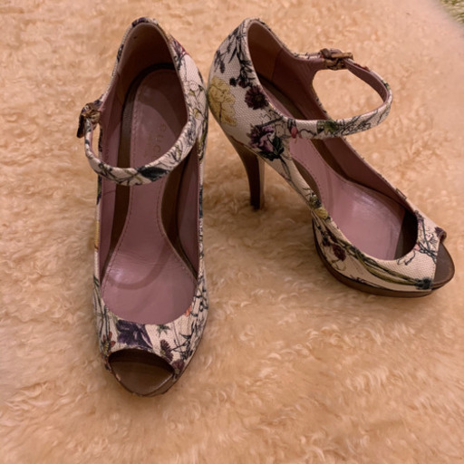GUCCIフラワーパンプス