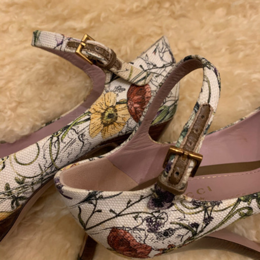 GUCCIフラワーパンプス