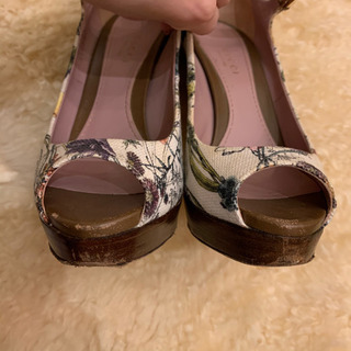 GUCCIフラワーパンプス