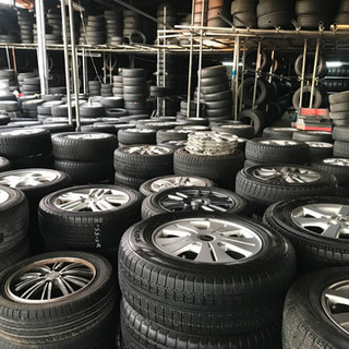 各種サイズのスタッドレスとノーマルタイヤセール中の画像