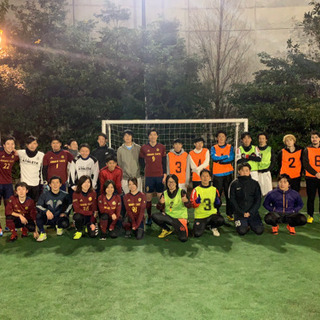 １月１８日、土曜日１９時からフットサル⚽️池尻大橋駅すぐ！ 現在１５名参加予定🤲✨  レベル 超スーパー初心者〜プロ級⚽️🎶 エンジョイとガチに各2チームに分けます！  初めましての18才〜50代まで、個人参加が多く集まりまして、みんなでフットサルを楽しむ会です^ - ^ - スポーツ