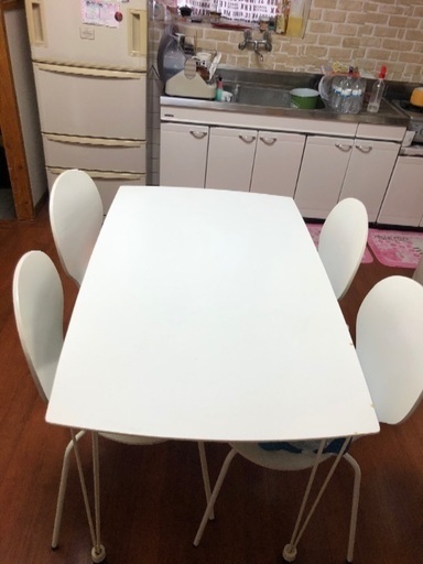 ダイニングテーブル　椅子4つセット