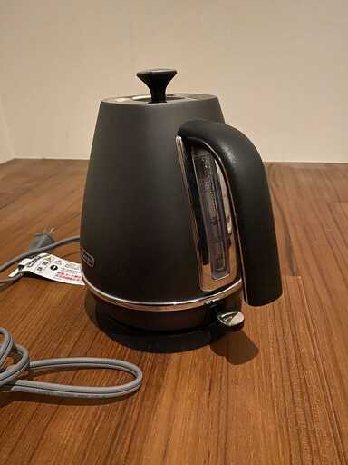 デロンギ(DeLonghi)の電気ケトル 黒