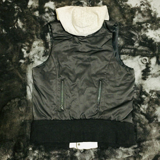 ato アトウ スタッズ フード付き変形シンサレート入ベストの画像