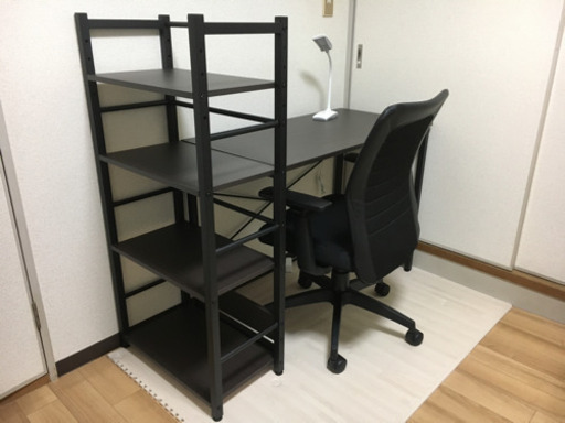 システムデスク&キャスター付きチェアのセットと、デスクライト。ほぼ未使用です。机、椅子、本棚