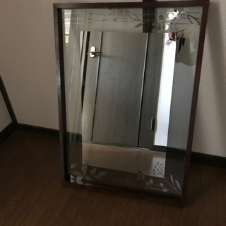 綺麗な鏡、必要なら対荷重押しピン付きの画像