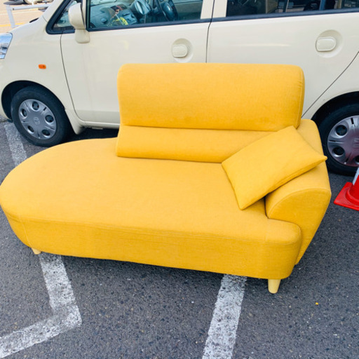 ★黄色のソファ　クッション付き