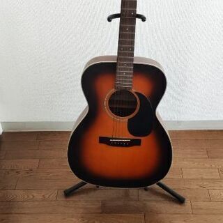アコギギター　スタンドつき。綺麗です。
