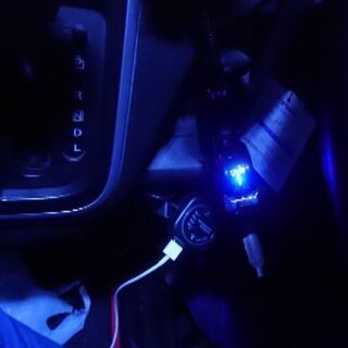 車でスマホ充電の画像