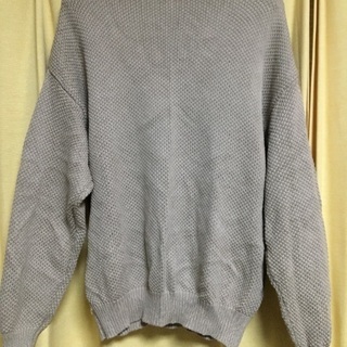 ユニクロのベージュ系モックネックニット サイズMの画像