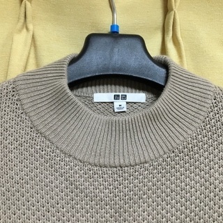 ユニクロのベージュ系モックネックニット サイズMの画像
