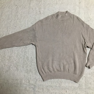 ユニクロのベージュ系モックネックニット サイズMの画像
