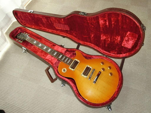 希少品のトーカイ楽器製のレスポールタイプのエレキギター（ケース付）