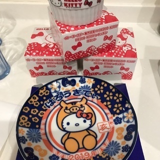 キティちゃん ココット三個とプレート 新品 非売品 箱入り