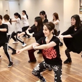 「ダンス初心者でも安心して通えるレッスンづくり」を大切にしています。 仕事と両立して、働く女性の笑顔が溢れています。の画像