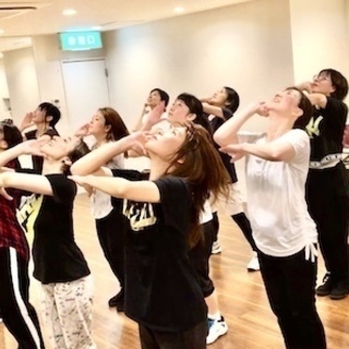 「ダンス初心者でも安心して通えるレッスンづくり」を大切にしています。 仕事と両立して、働く女性の笑顔が溢れています。の画像