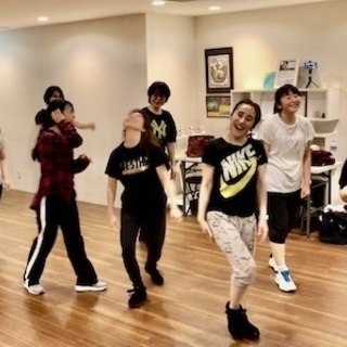 「ダンス初心者でも安心して通えるレッスンづくり」を大切にしています。 仕事と両立して、働く女性の笑顔が溢れています。の画像