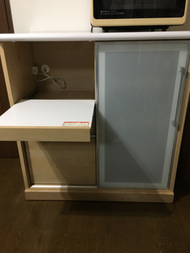 低い食器棚です。
