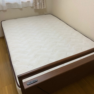 ダブルベッド　マットレス、カバーも付けます