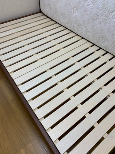 ダブルベッド　マットレス、カバーも付けます