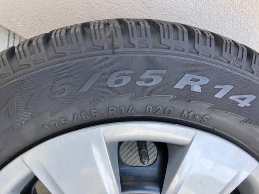 ピレリーのスタッドレスタイヤ（175／65R14）