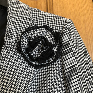 【最終値下げ】スーツ9号　コサージュ付の画像