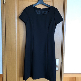 【最終値下げ】スーツ9号　コサージュ付の画像