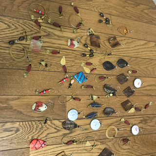 アフリカのヒルトンホテルのお土産屋で購入したピアス1個300円、10個で2000円で売ります。の画像