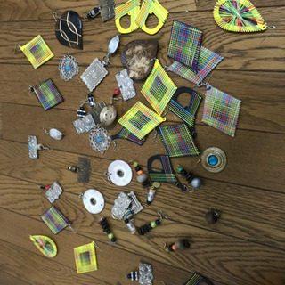 アフリカのヒルトンホテルのお土産屋で購入したピアス1個300円、10個で2000円で売ります。の画像