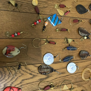 アフリカのヒルトンホテルのお土産屋で購入したピアス1個300円、10個で2000円で売ります。の画像