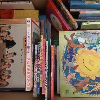 絵本 ダンボールに 横57 縦 37 高さ32入ってます。