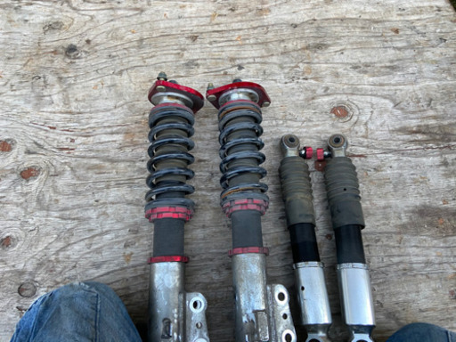 スズキ系の車高調だと思います。エブリィ？ワゴンR？フルタップ式です。