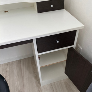 パソコンデスクの画像