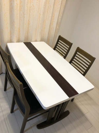 ダイニングテーブル　椅子付き【決まりました】