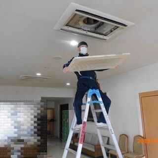 天井埋め込み型エアコンのフィルター掃除の画像