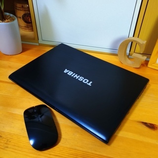 corei5の高性能TOSHIBAのdynabook♪　薄型軽量で持ち運びが便利★　最新Windows10！　高級感のあるモダンブラック★　大容量320G！　高速PC★　高性能corei5　メモリ4G　ウェブカメラ内蔵　東芝　dynabook　13.3インチ画面　最新Windows10　64Bit　黒　高級感　　マウス付き 　ノートパソコン　無線LAN　Wi-Fi対応 　DVDドライブ