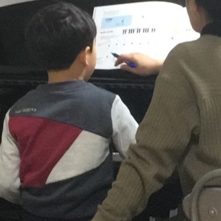グランドピアノで個人レッスン　初心者のお子様も安心、指番号で弾け...