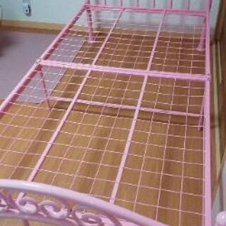 🛏️パイプベッド 可愛い桃色美品の画像