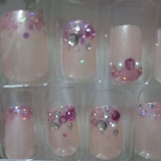 ピンクのネイルチップの画像