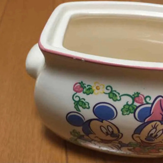 ミッキーとミニーの蓋つき陶器の画像