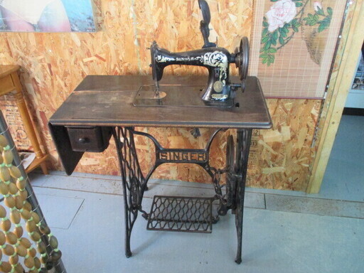 レトロな網脚ミシン・SINGER／シンガーミシン・インテリア