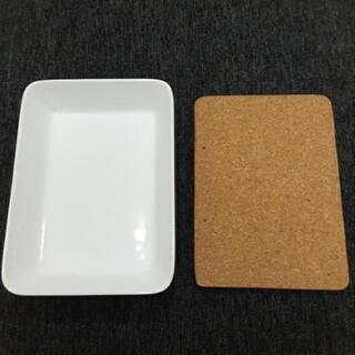 耐熱皿とコルク板