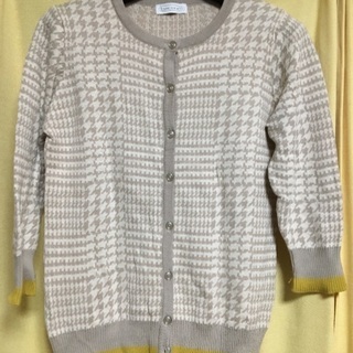 E hyphen world galleryの ベージュ×イエローの7分丈千鳥格子ニットカーディ サイズFの画像