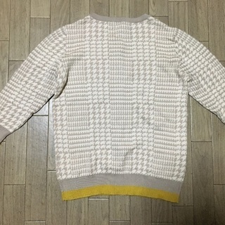 E hyphen world galleryの ベージュ×イエローの7分丈千鳥格子ニットカーディ サイズFの画像